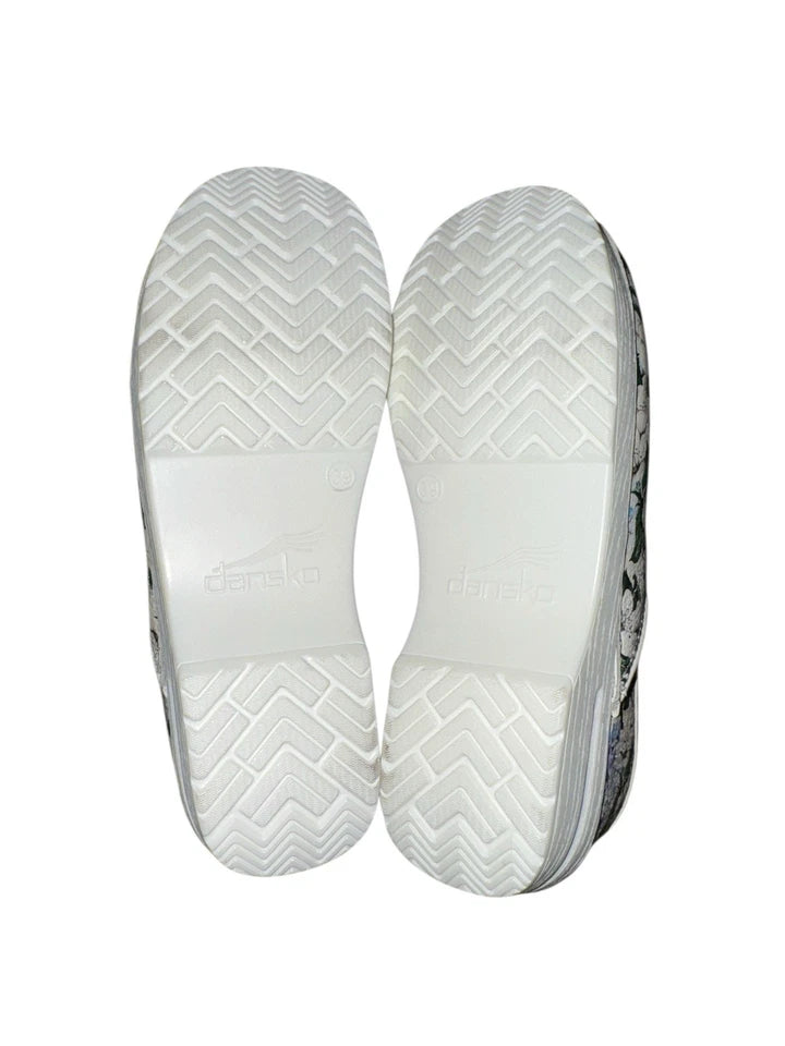 Women’s 39- Dansko Clogs