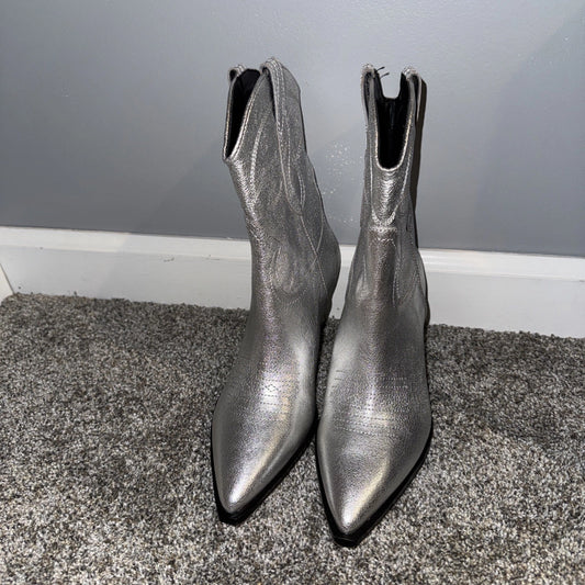 Women’s 6 Dolce Vita Boots