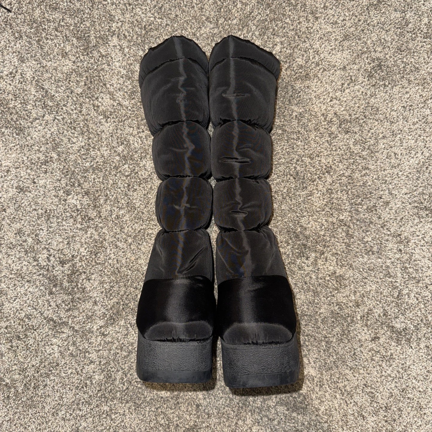Size 6 Women’s Jeffrey Campbell Snow Boots Black