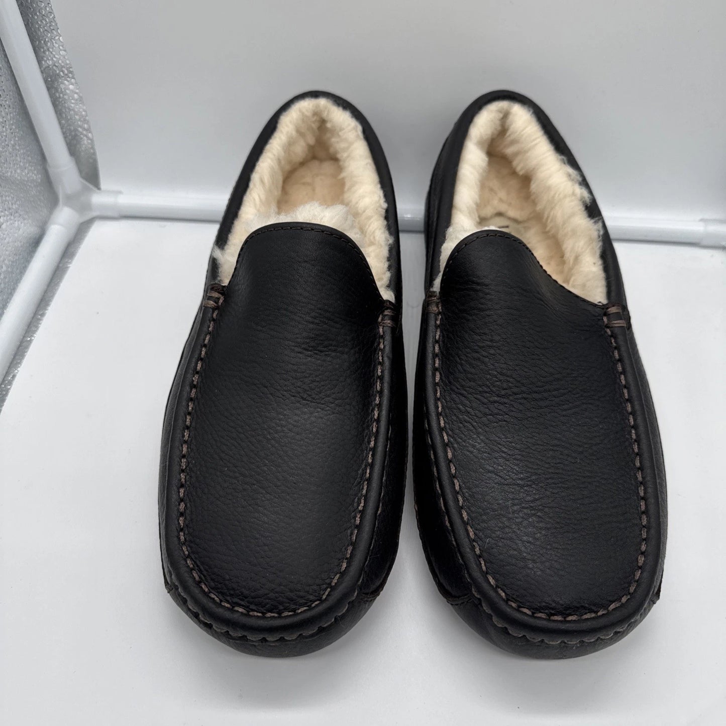 Size 8 Men’s UGG Ascot Leather Slipper Black