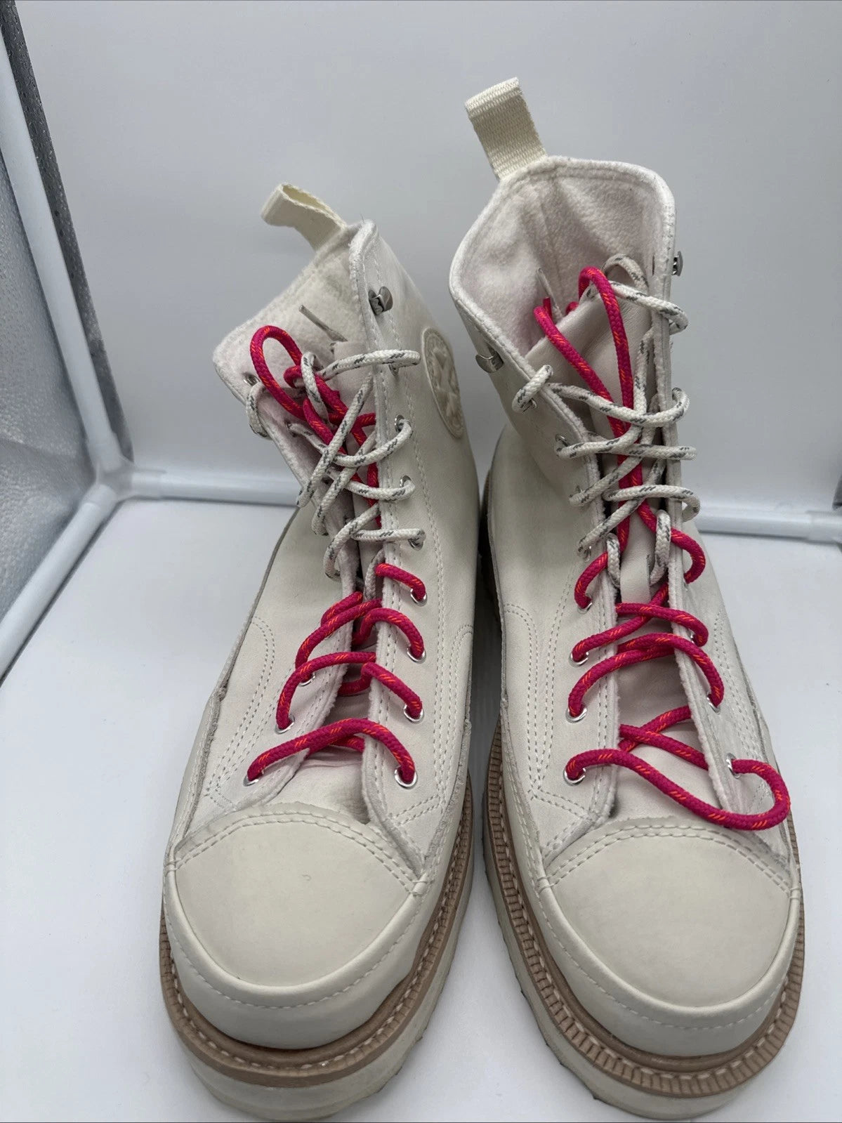 Size 8.5 Men’s Converse White/pink