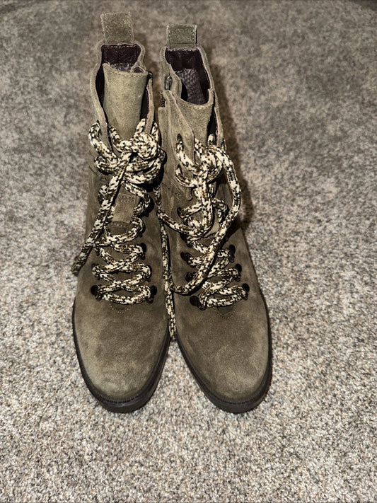 Size 5 Women’s Aquatalia Boots