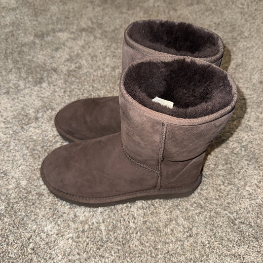 Size 6 Women’s UGG Classic Short II 1016223