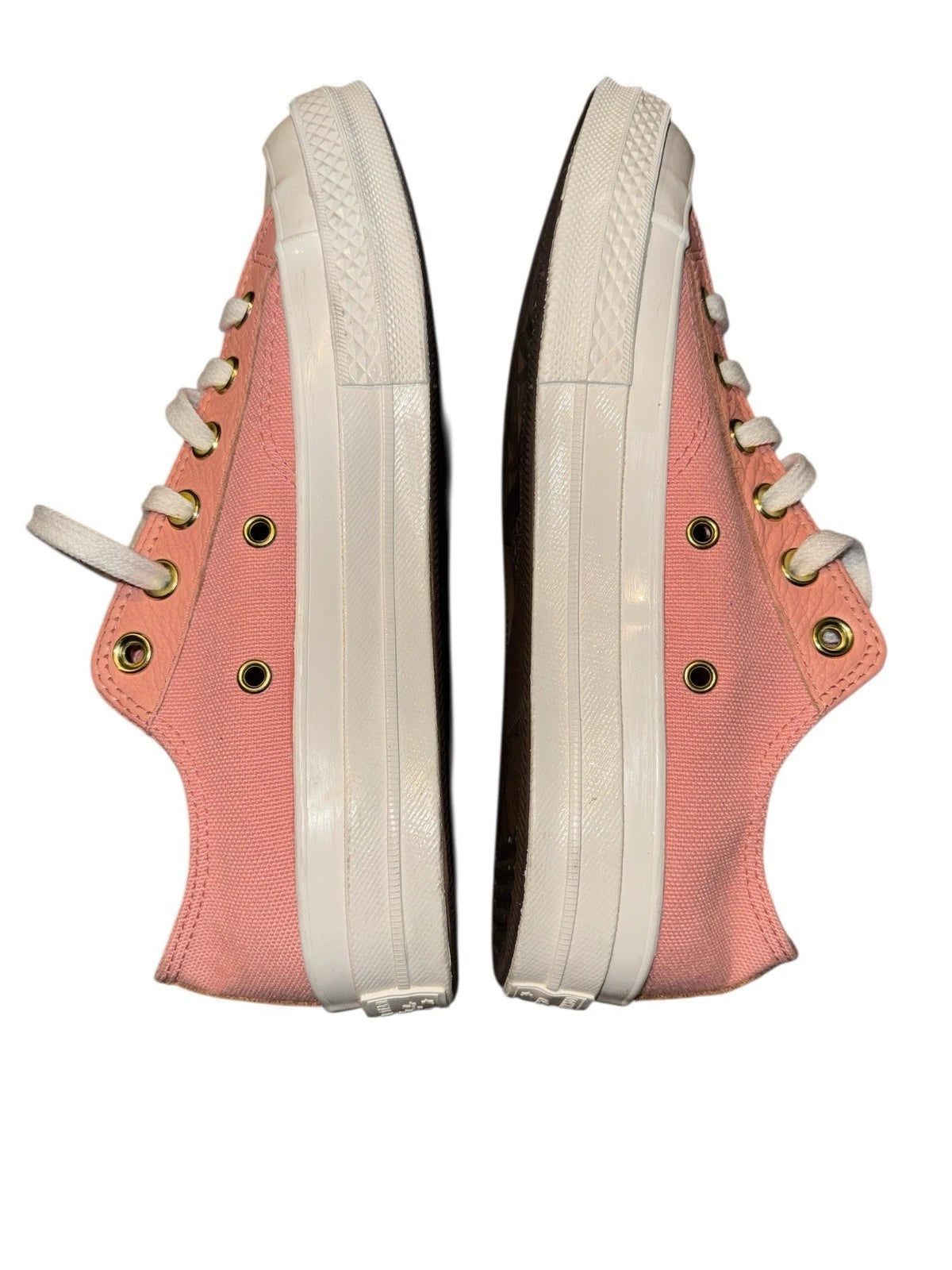 Women’s Size 8- Converse Low top Sneakers