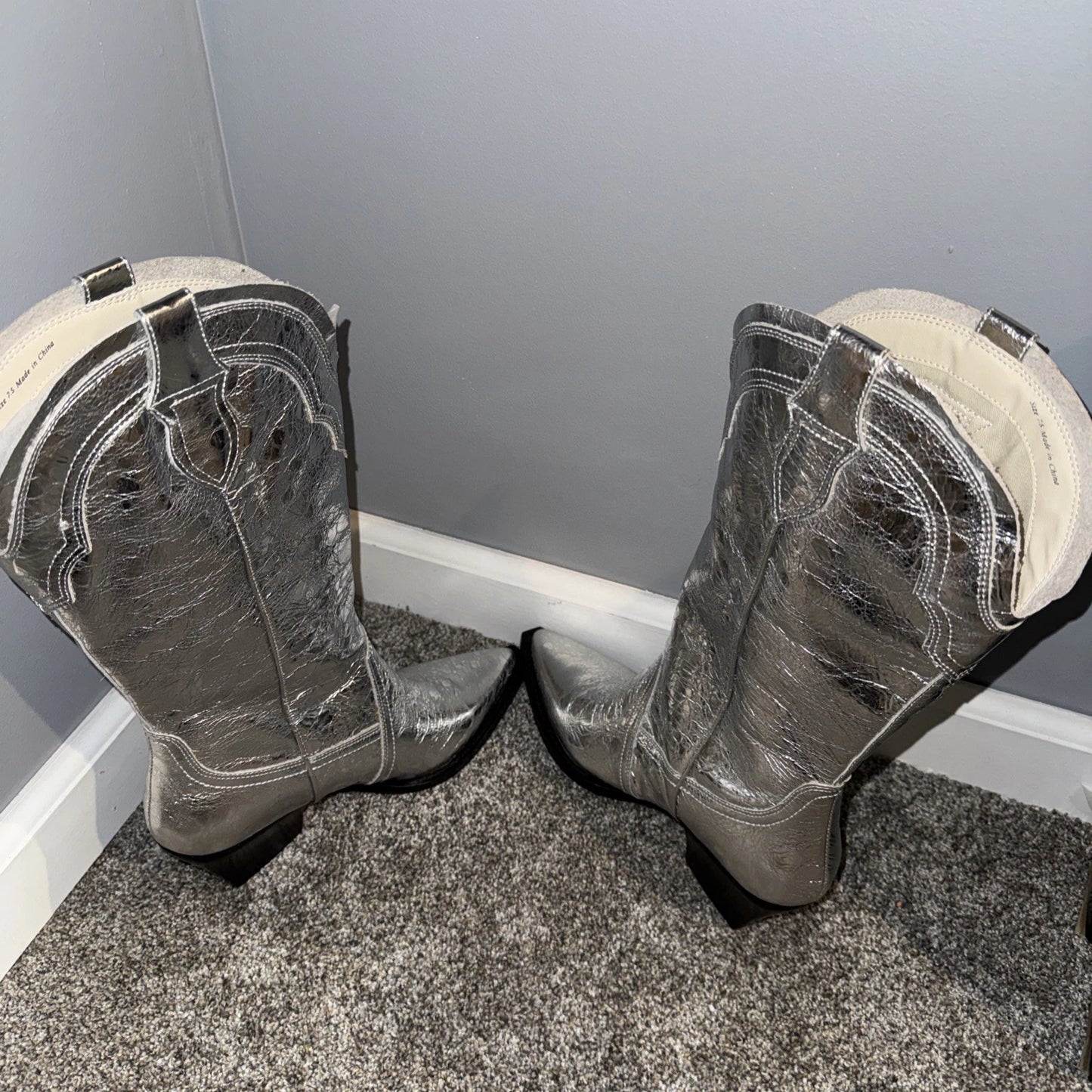 Women’s 7.5 Dolce Vita Boots