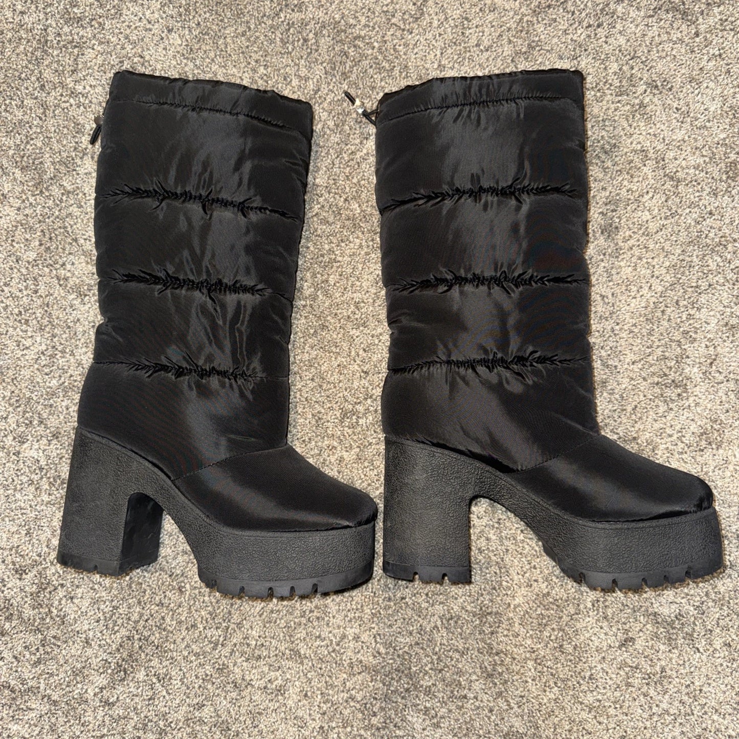 Size 6 Women’s Jeffrey Campbell Snow Boots Black