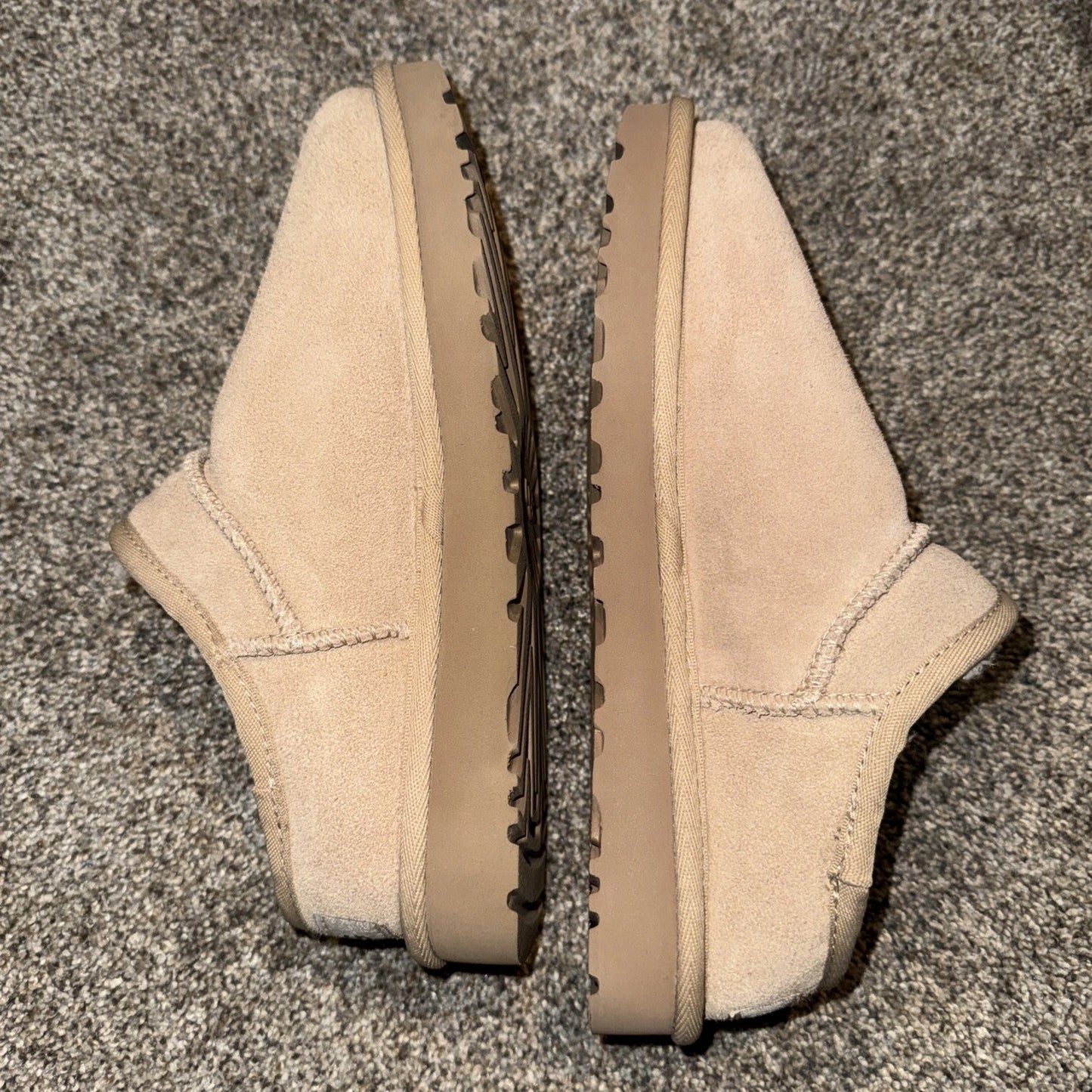 Size 6 Women’s UGG Classic Slipper
