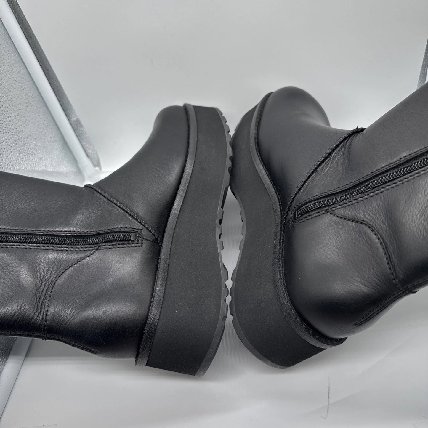 Size 9 Women’s UGG Cityfunc Mid Boots Black