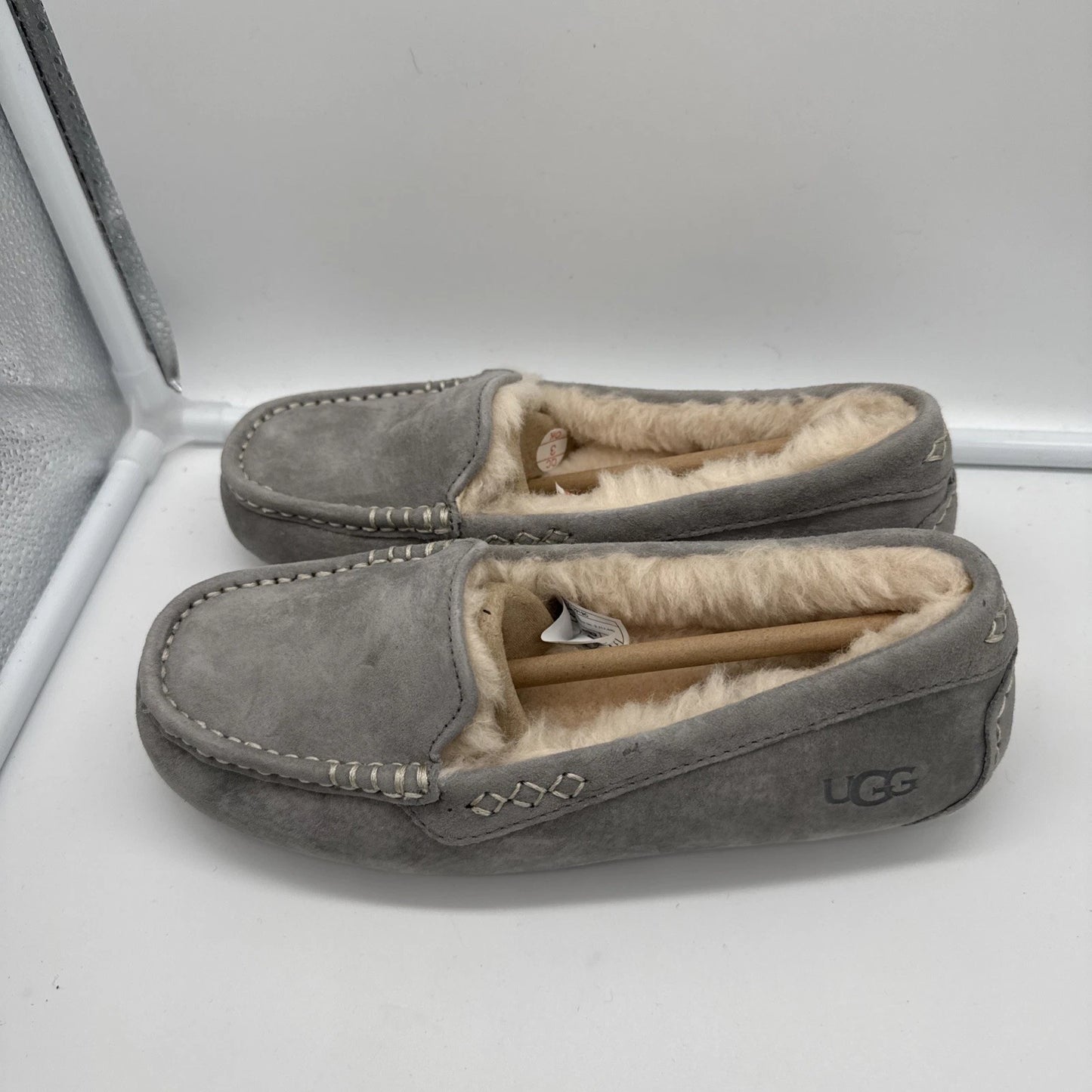 Size 5 Women’s UGG Ansley Slipper