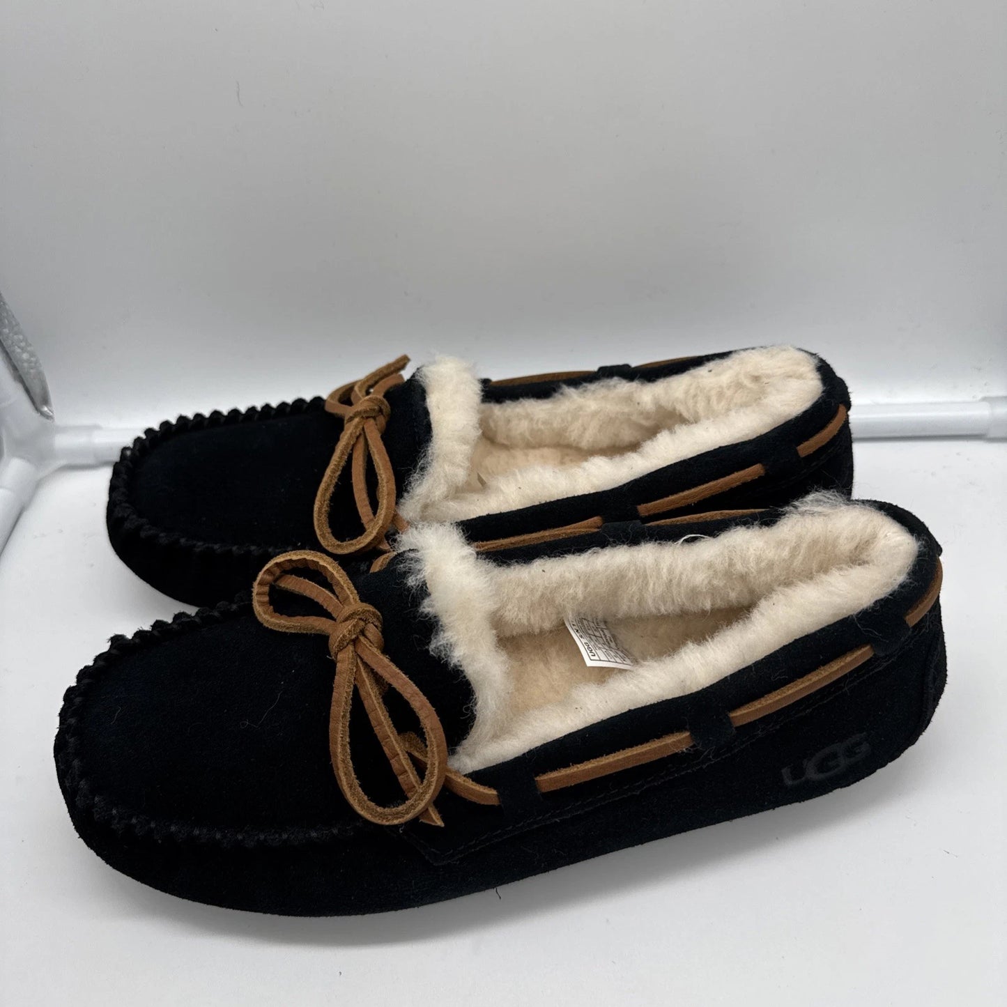 Size 6 Women’s UGG Dakota Slippers Black