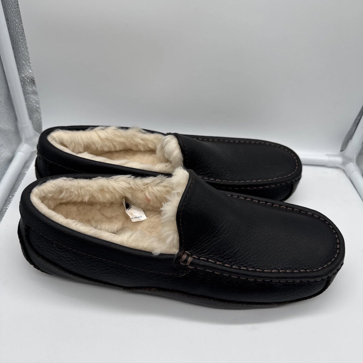 Size 8 Men’s UGG Ascot Leather Slipper Black
