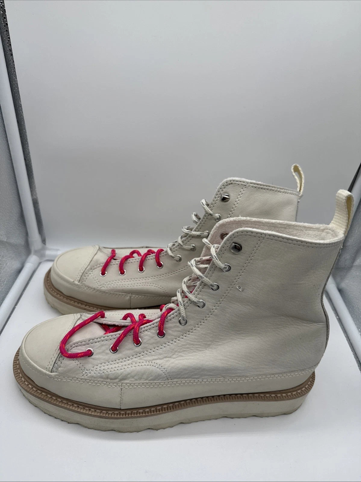 Size 8.5 Men’s Converse White/pink
