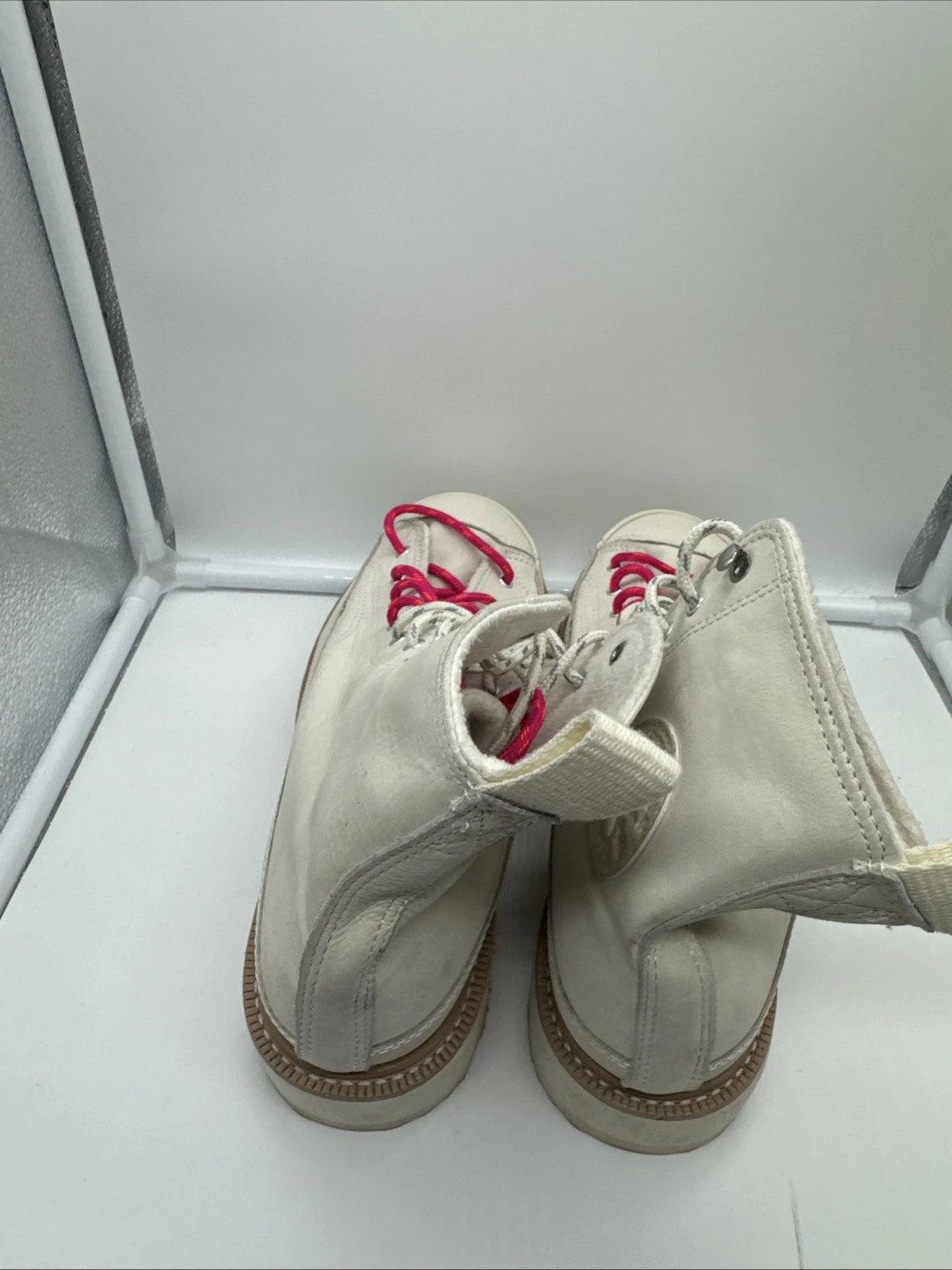 Size 8.5 Men’s Converse White/pink