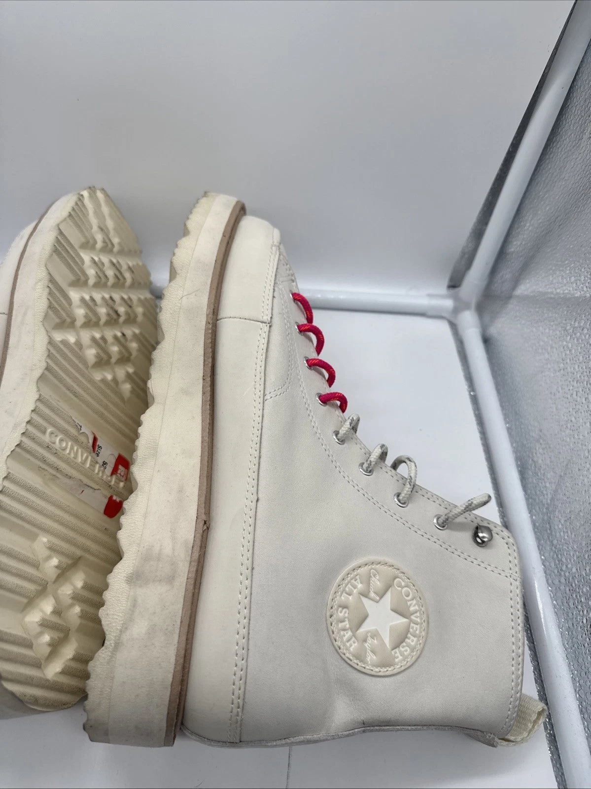 Size 8.5 Men’s Converse White/pink