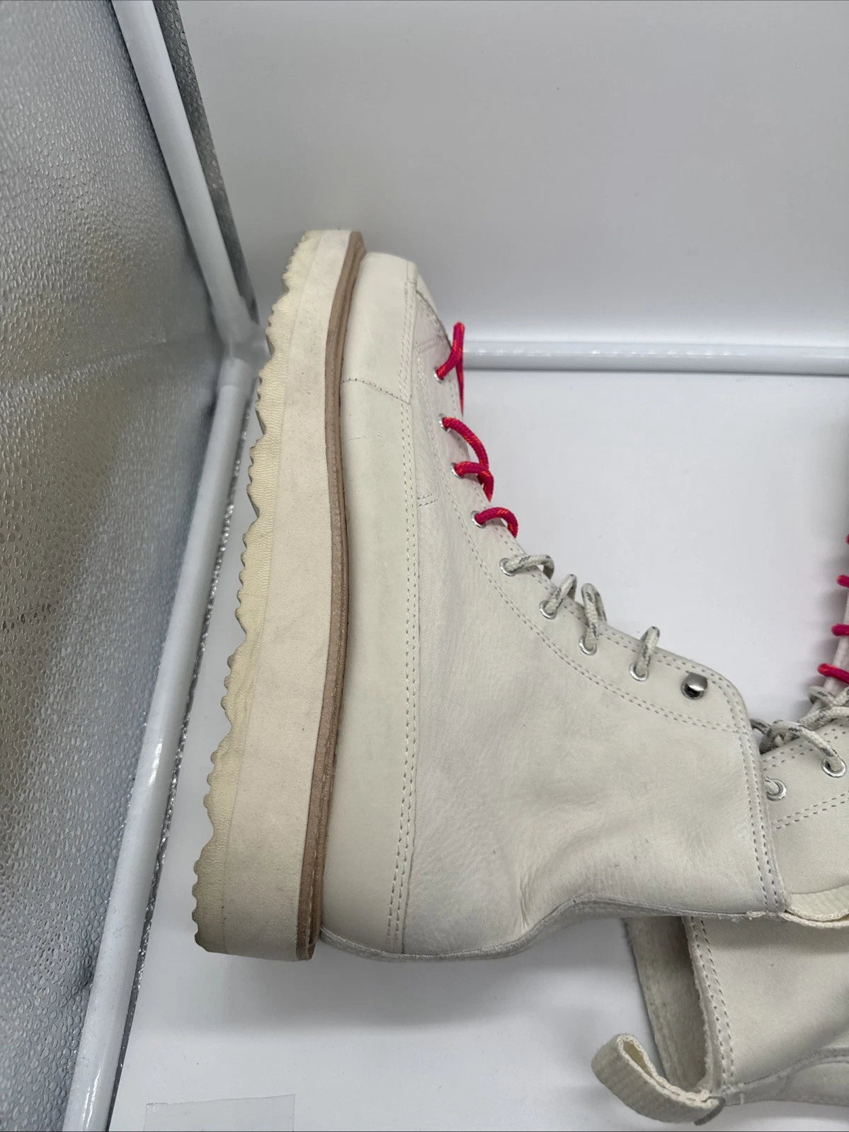 Size 8.5 Men’s Converse White/pink