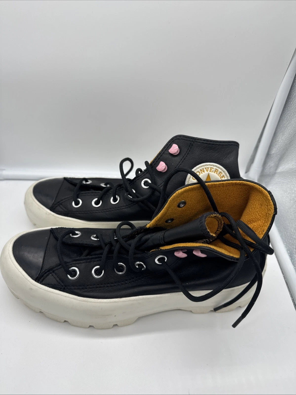 Size 8 Women’s Converse Chuck Taylor Sneakers Black