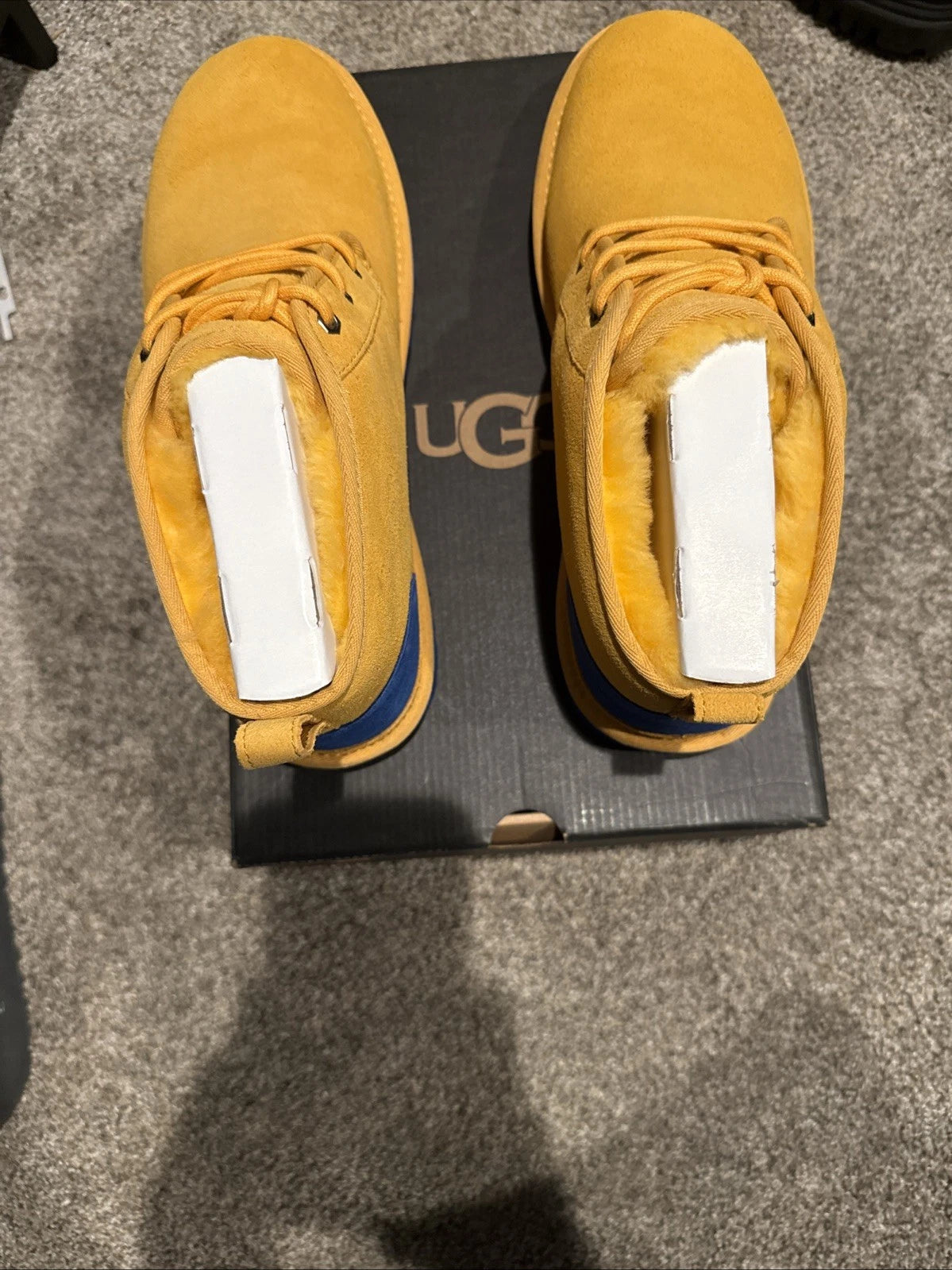 UGG Neumel Graphic Outline