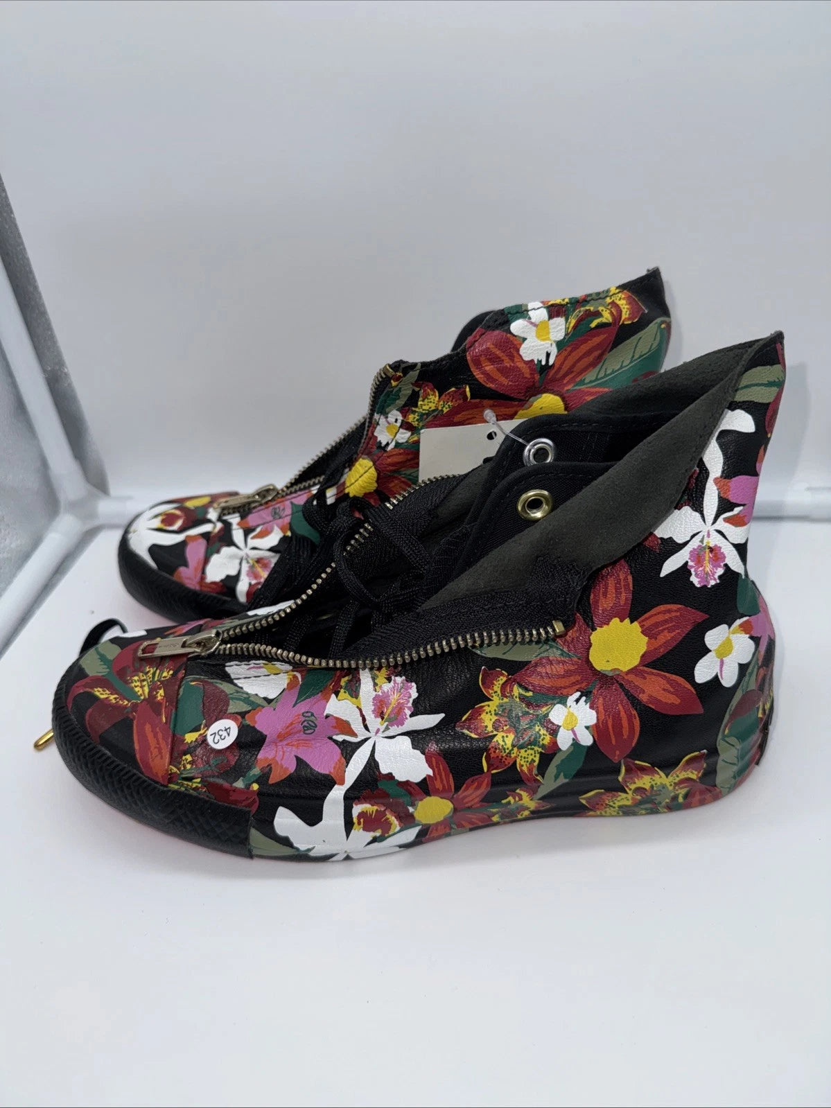 Size 6 Women’s- Converse PatBo