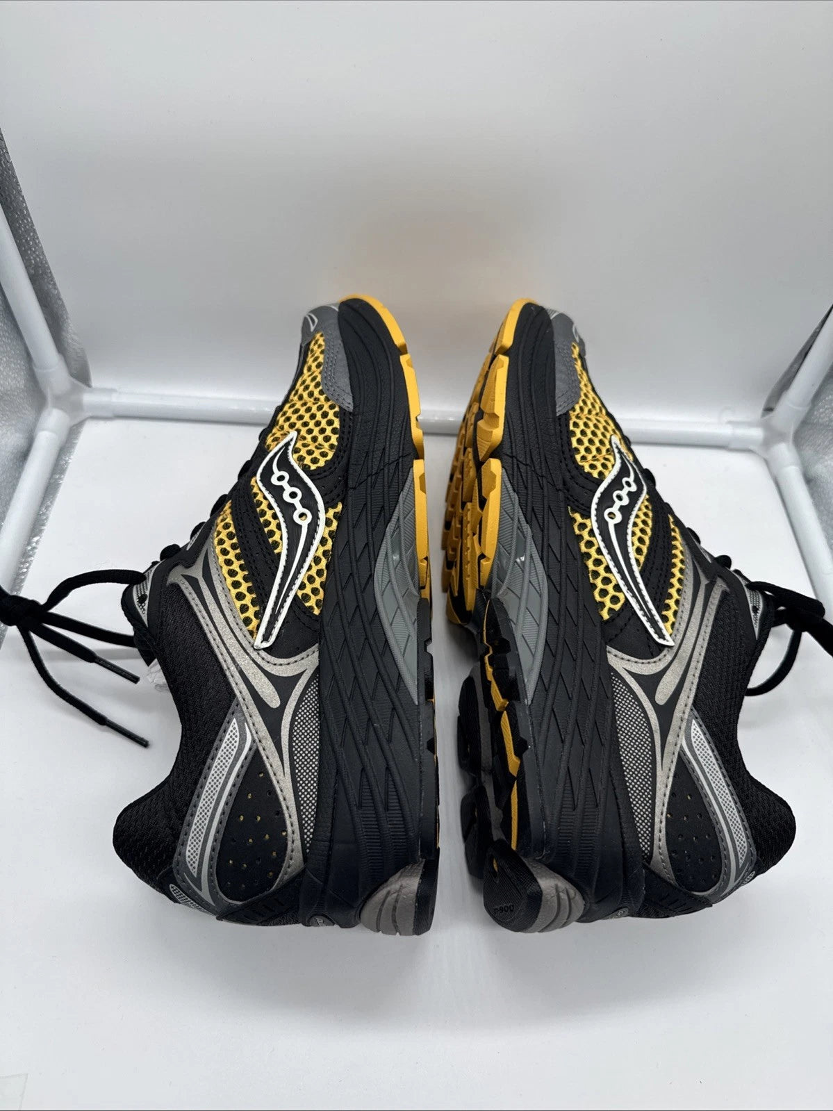 Size 8.5 Men’s- Saucony Progrid Omni 9 Black Yellow