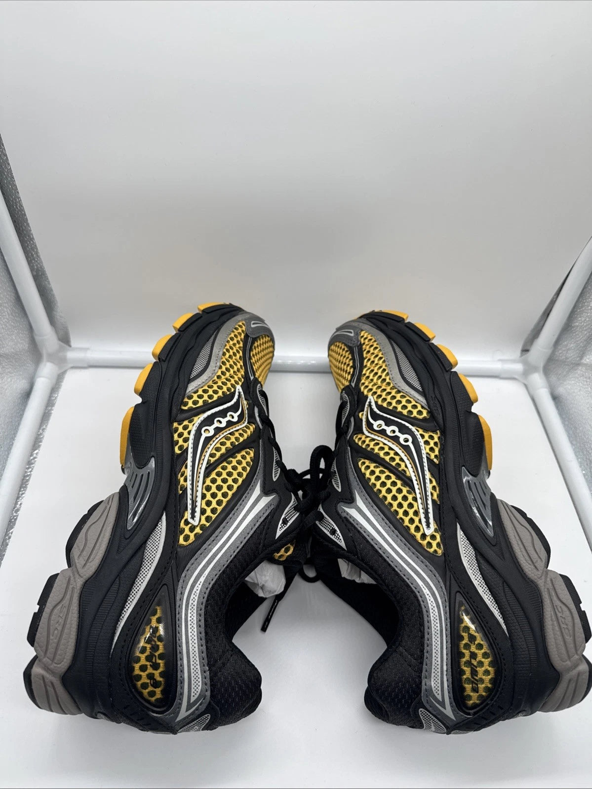 Size 8.5 Men’s- Saucony Progrid Omni 9 Black Yellow