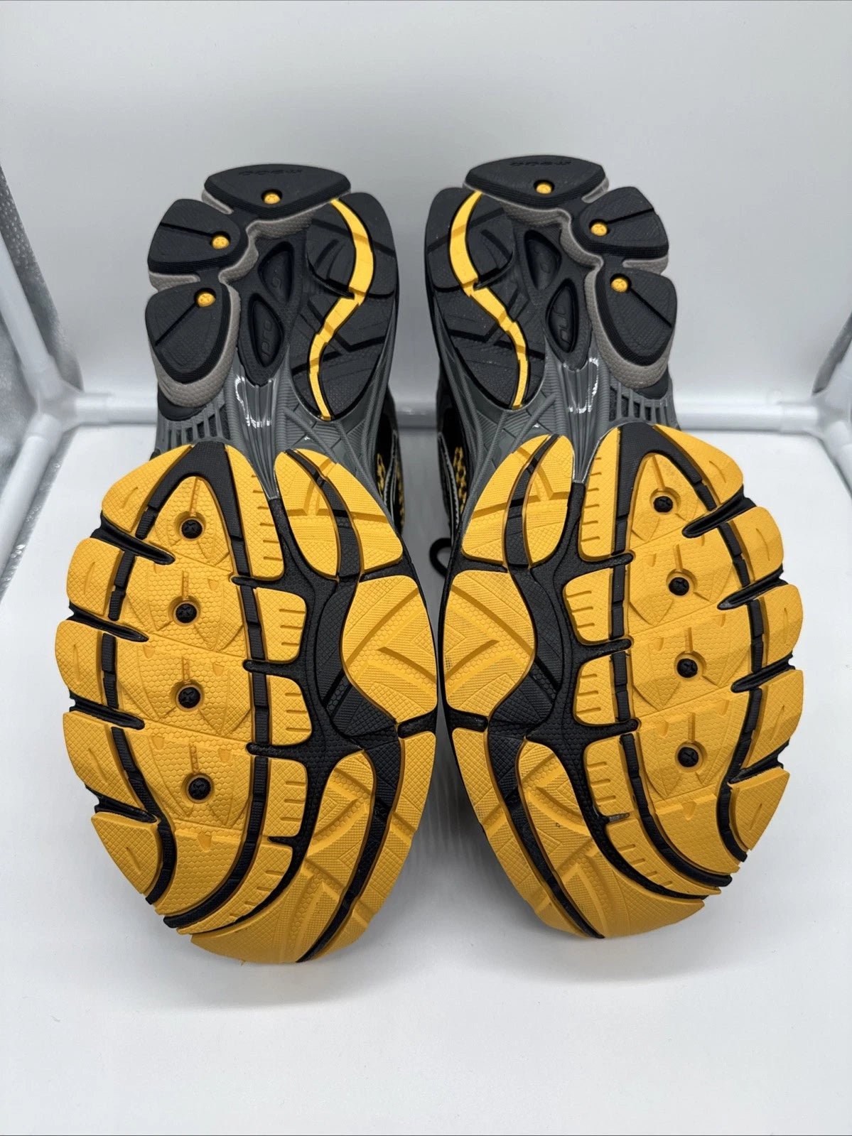 Size 8.5 Men’s- Saucony Progrid Omni 9 Black Yellow