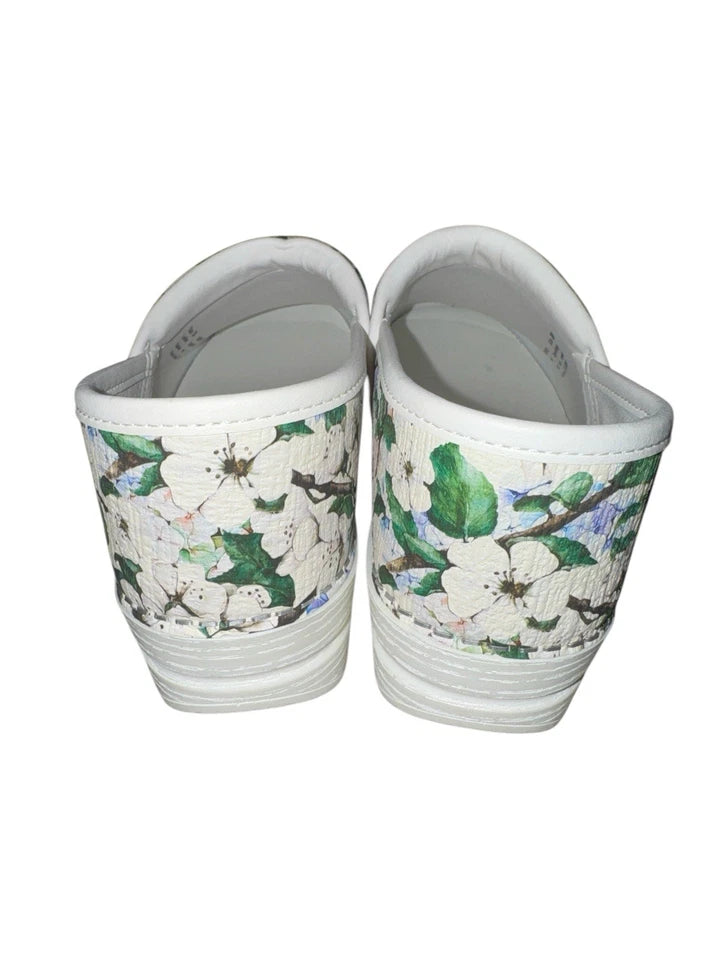 Women’s 39- Dansko Clogs