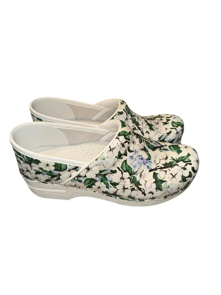 Women’s 39- Dansko Clogs