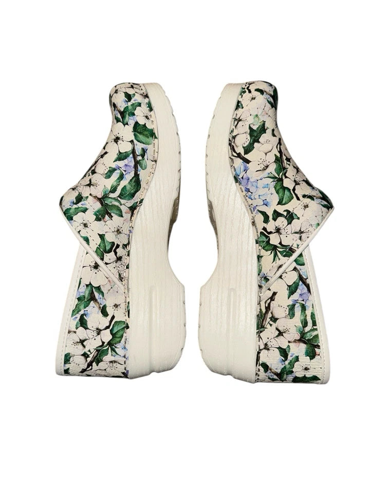 Women’s 39- Dansko Clogs